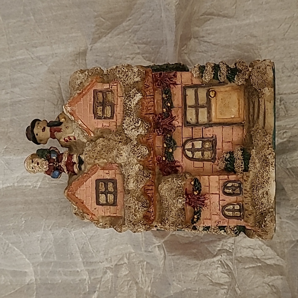 NWT! Santa's Collection hand crafted resin hinged house